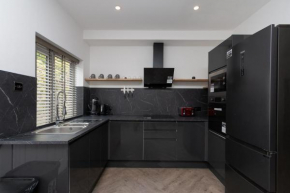 Three Bedroom Apartment with Garden and Parking, close to Mainline Station
